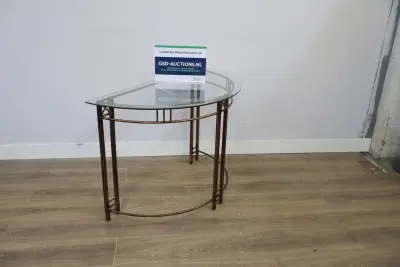 Halfronde tafel met glazen blad en metalen frame – kavel bij GSD Auctions, Zoeterwoude