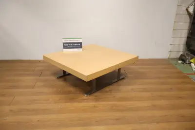 Vierkante salontafel met houten blad en metalen poten – kavel bij GSD Auctions, Zoeterwoude