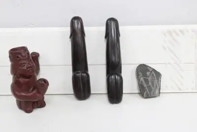 Houten beeldjes en stenen afbeelding – kavel bij GSD Auctions, Zoeterwoude