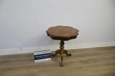 Antieke houten bijzettafel met gebeeldhouwde poot – kavel bij GSD Auctions, Zoeterwoude