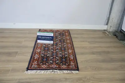Geborduurd tapijt met franjes – kavel bij GSD Auctions, Zoeterwoude