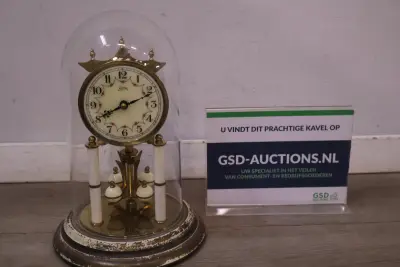 Koma pendule klok onder glazen stolp – kavel bij GSD Auctions, Zoeterwoude