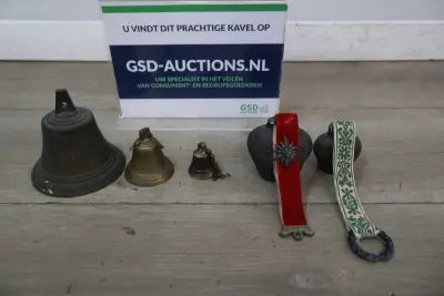 Set kleine metalen bellen met versierde riemen – kavel bij GSD Auctions, Zoeterwoude