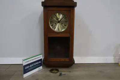Oma Klok Met Houten Kader – kavel bij GSD Auctions, Zoeterwoude