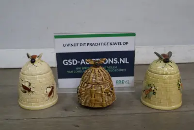 Set van drie bijenkorf keramieken decoraties – kavel bij GSD Auctions, Zoeterwoude