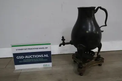 Antieke zwarte waterkan met kraan op standaard – kavel bij GSD Auctions, Zoeterwoude