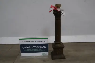 Bronzen lampenvoet met decoratief reliëf – kavel bij GSD Auctions, Zoeterwoude