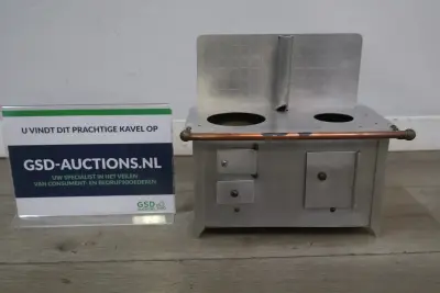 Metalen speelgoedfornuis met koperen handgreep – kavel bij GSD Auctions, Zoeterwoude