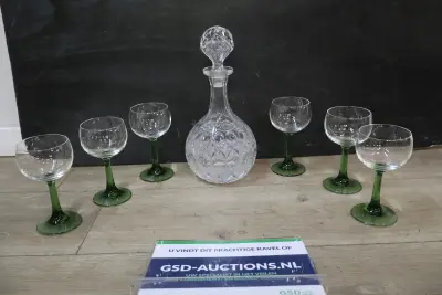 Kristallen karaf met zes wijnglazen met groene steel – kavel bij GSD Auctions, Zoeterwoude