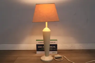 Witte tafellamp met beige lampenkap – kavel bij GSD Auctions, Zoeterwoude