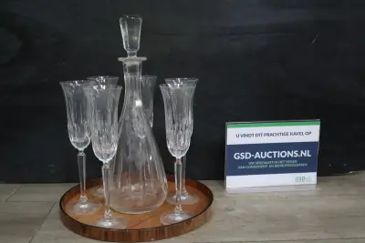 Glazen karaf met zes kristallen glazen op houten dienblad – kavel bij GSD Auctions, Zoeterwoude