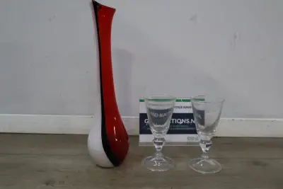 Design vaas met rode en witte kleuren – kavel bij GSD Auctions, Zoeterwoude