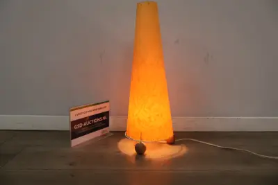 Oranje design vloerlamp conisch model – kavel bij GSD Auctions, Zoeterwoude