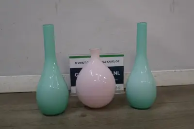 Set van drie glazen vazen in pastelkleuren – kavel bij GSD Auctions, Zoeterwoude