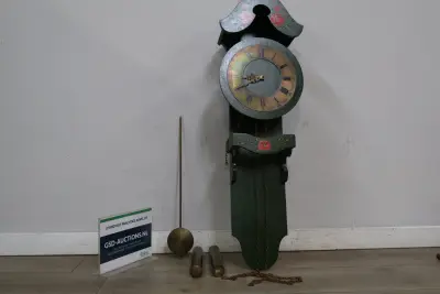 Groene wandklok met slinger en gewichten – kavel bij GSD Auctions, Zoeterwoude