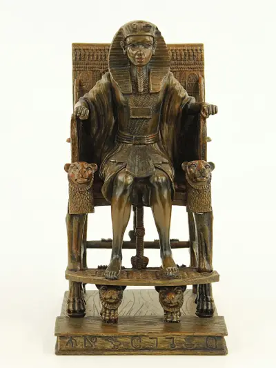 Toetanchamon op zijn rijk versierde troon - decoratief beeld in Egyptische stijl – kavel bij De Kringwinkel, Antwerpen