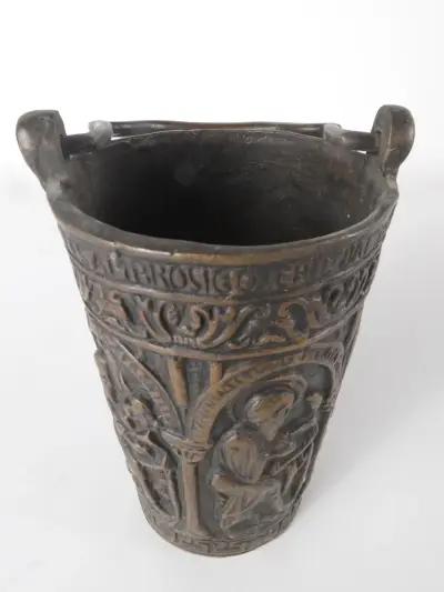 Decoratieve bronzen wijwateremmer (situla) – kavel bij De Kringwinkel, Heverlee