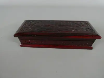 Houten sieraden- of opbergdoosje met reliëf – kavel bij De Kringwinkel, Diest