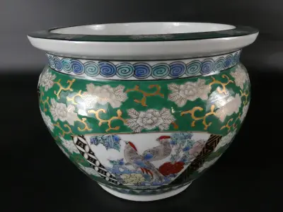 Handbeschilderde porseleinen cachepot in Japanse Imari-stijl – kavel bij De Kringwinkel, Heverlee