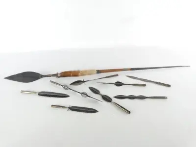 Set handgesmede speer- en pijlpunten met speer – kavel bij De Kringwinkel, Heverlee