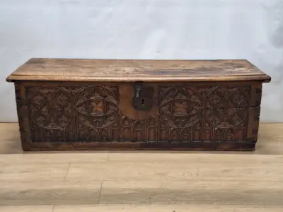 Antiek-look neogotische houten kist - rijk gesneden Gothic Revival decor – kavel bij De Kringwinkel, Gent