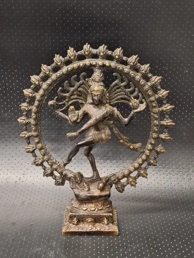 Bronzen en messing beeld van de dansende Shiva Nataraja uit India – kavel bij De Kringwinkel, Gent