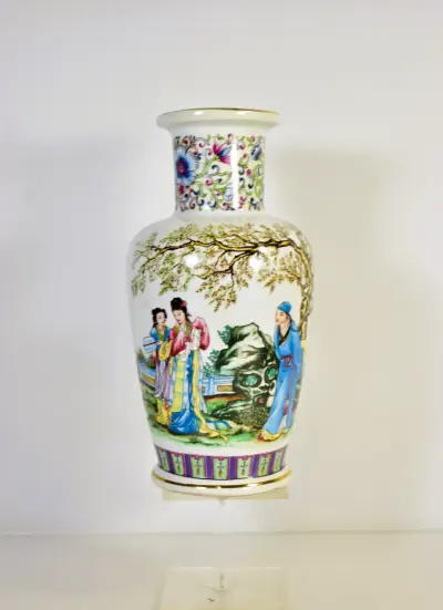 Chinese porseleinen vaas met figuren en vermoedelijk een Qianlong-merk – kavel bij De Kringwinkel, Turnhout