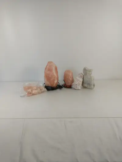 Set van diverse zoutlampen en mineralen – kavel bij De Kringwinkel, Turnhout