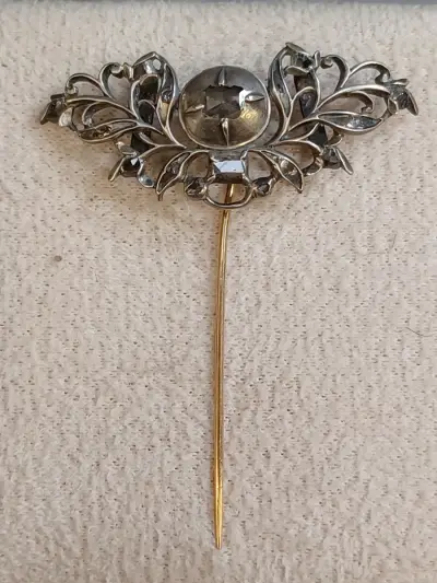 Antieke Victoriaanse / Edouardiaanse dasnaald of hoedenspeld met floral motief en roosgeslepen stenen – kavel bij De Kringwinkel, Gent