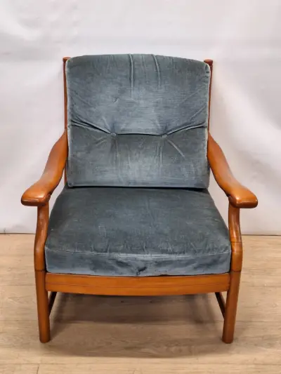 Vintage loungefauteuil in massief hout met blauwgrijze velours bekleding – kavel bij De Kringwinkel, Gent