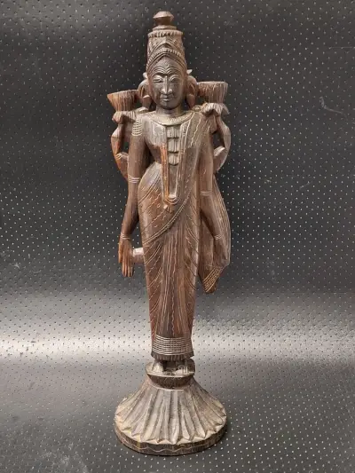 Traditioneel Indiaas houten snijwerk van de vierarmige godheid Lakshmi – kavel bij De Kringwinkel, Gent