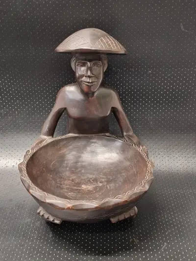 Grote hand gesneden houten fruitschaal met zittende Ifugao man - Filipijnen – kavel bij De Kringwinkel, Gent