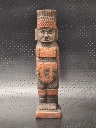 Terracotta replica van een Tolteekse Atlante krijger - Mecixo of Hidalgo – kavel bij De Kringwinkel, Gent