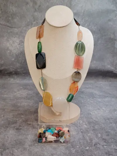 Exclusieve halssnoer met natuurlijke edelstenen en "Collector Gems" set – kavel bij De Kringwinkel, Gent