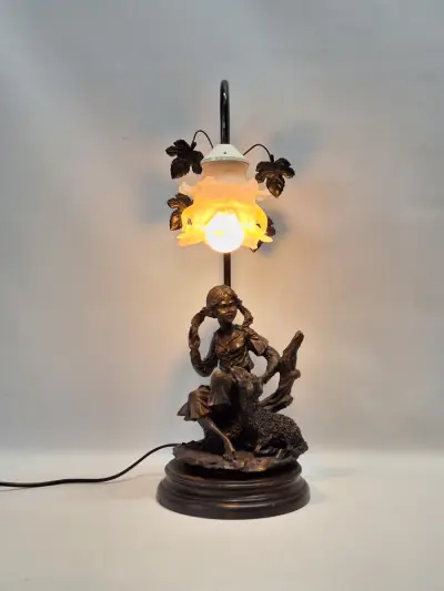 Figurale Art Nouveau-stijl tafellamp - Herderin met schaap en bloemvormige kap – kavel bij De Kringwinkel, Gent
