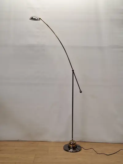 Vintage Massive boogvloerlamp met contragewicht - chroom en messingkleurig metaal, jaren ’80 – kavel bij De Kringwinkel, Gent