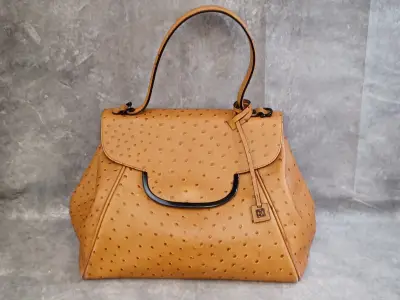 Stijlvolle Coccinelle handtas in struisvogelleder-look – kavel bij De Kringwinkel, Gent