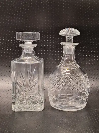 Set van twee kristallen whisky karaffen – kavel bij De Kringwinkel, Gent