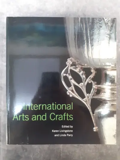 Boek: International Arts and Crafts – kavel bij De Kringwinkel, Gent