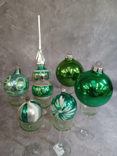 Unieke vintage kerstversiering set - 7 Glazen kerstballen en piek – kavel bij De Kringwinkel, Gent
