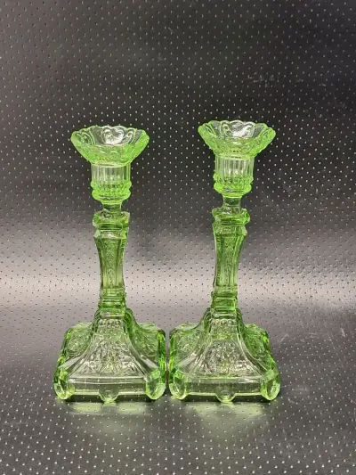 Lichtgroene persglazen kandelaars met leeuwenkop - Depression Glass-stijl – kavel bij De Kringwinkel, Gent