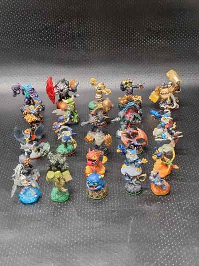 Verzameling van 30 Skylanders gamefiguren inclusief Giants – kavel bij De Kringwinkel, Gent