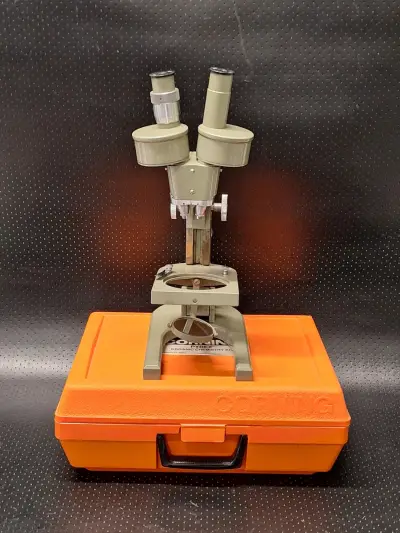 Laboratoriumset met Meopta stereomicroscoop en Corning Pyrex chemieset – kavel bij De Kringwinkel, Gent