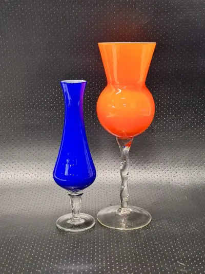 Set van 2 mondgeblazen opaline vazen in Empoli en/of Murano stijl – kavel bij De Kringwinkel, Gent