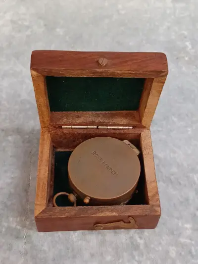 Vintage koperen zakkompas "Ross London" met houten kistje – kavel bij De Kringwinkel, Gent