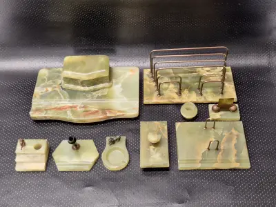 Negendelige set van Art-Deco bureau-accessoires in groen onyx met Weens koudbeschilderd brons – kavel bij De Kringwinkel, Gent
