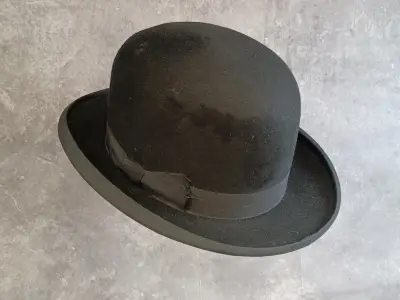 Klassieke zwarte bolhoed - Vintage "Superior Quality" vilt – kavel bij De Kringwinkel, Gent