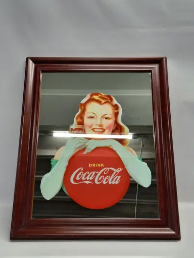 Vintage Coca-Cola reclamespiegel - klassieke pin-up girl met glas – kavel bij De Kringwinkel, Gent