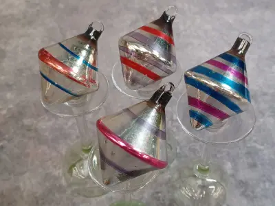 Set van 4 vintage Ajeko glazen kersttolletjes – kavel bij De Kringwinkel, Gent