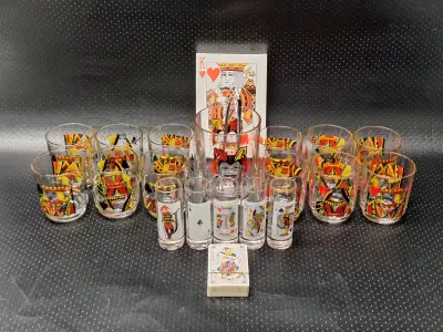 The Jolly Joker barset met speelkaartenthema van Savam Italy – kavel bij De Kringwinkel, Gent